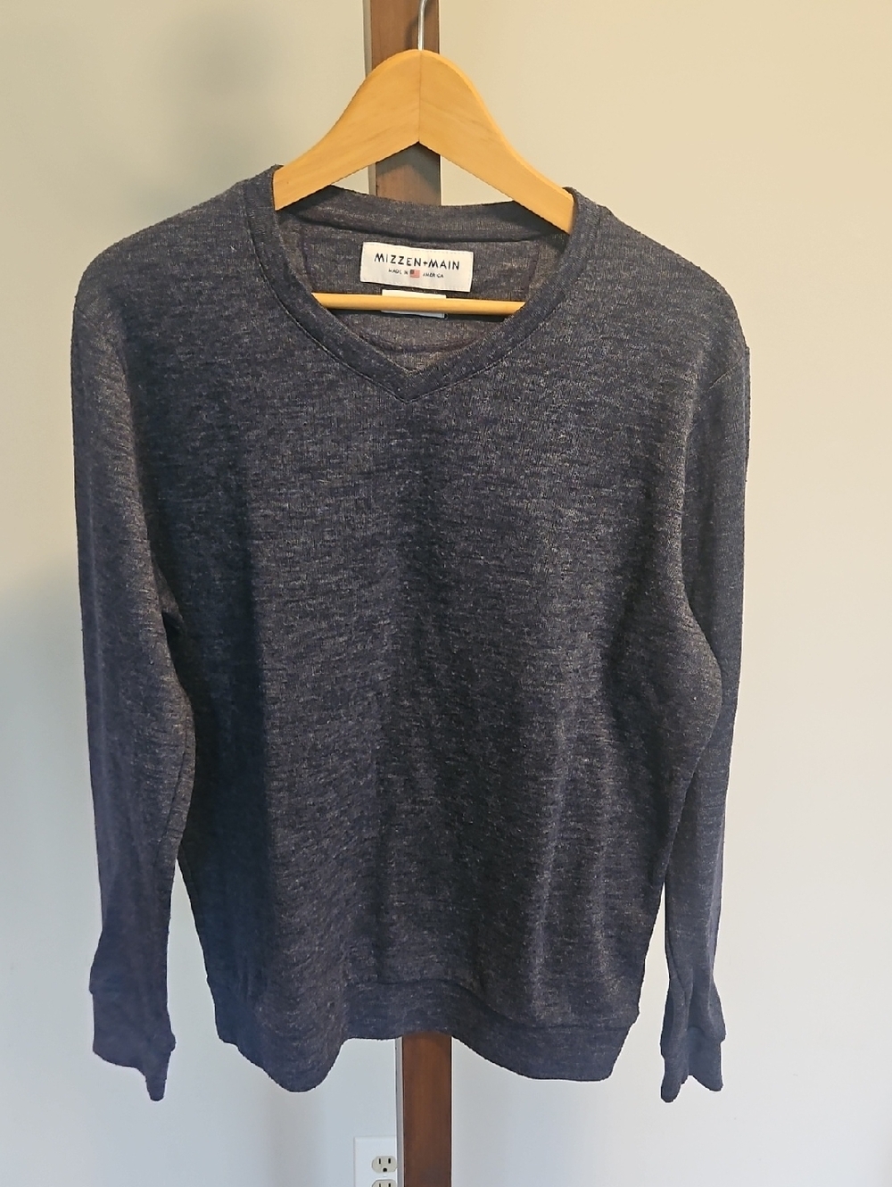 Mizzen+Main Men's Heathered Navy V-Neck Sweater....L